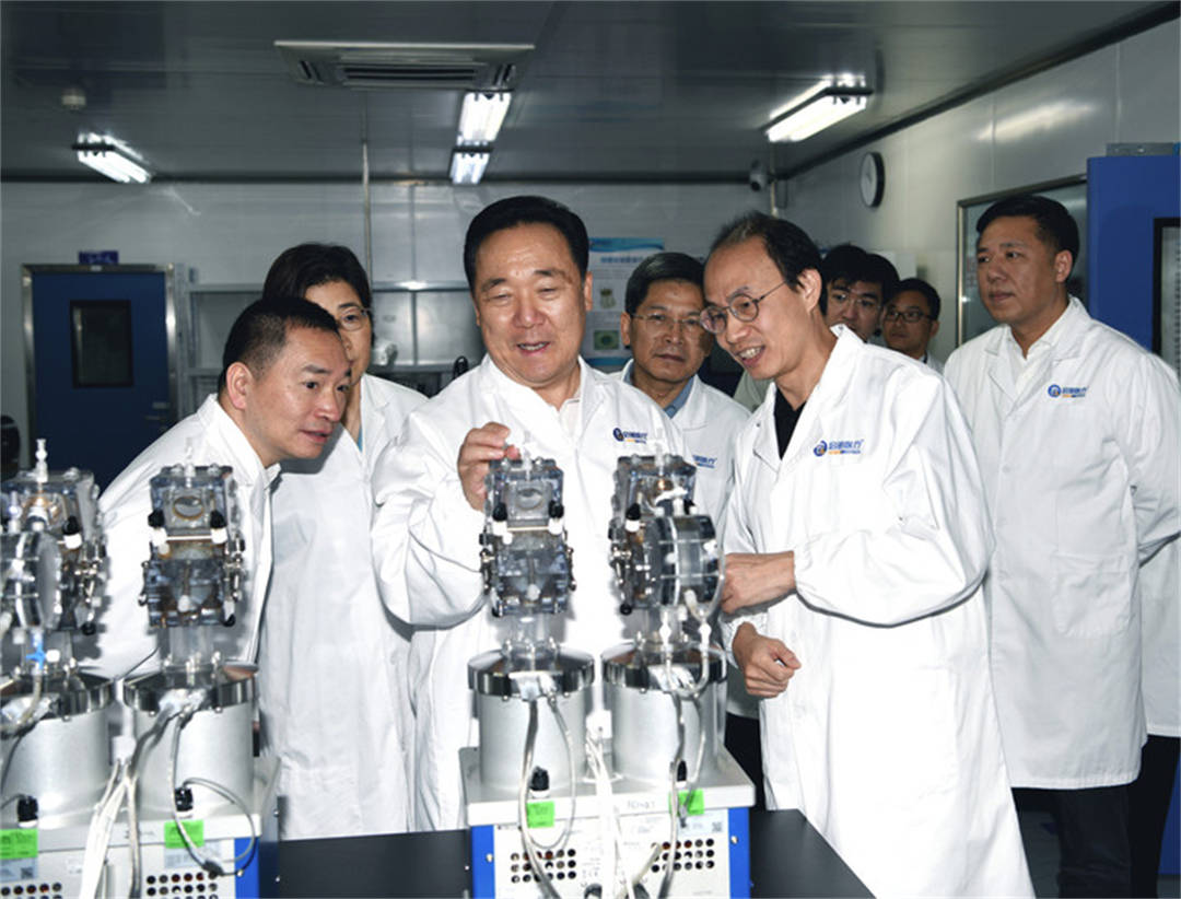 省長王浩一行在啟明醫療生產廠房參觀圖.jpg